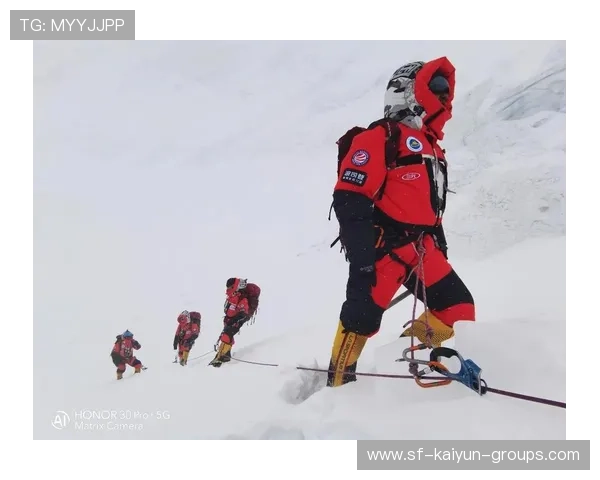中国登山队在国际比赛中夺金增光，中国登山队再次登上素有地球